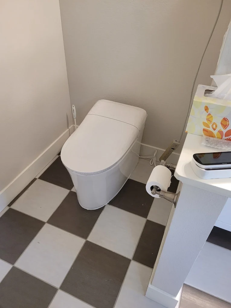Freestanding soaking tub with floor-mounted faucet